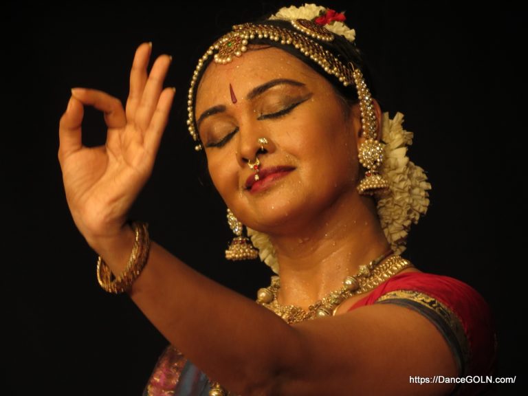 ভরতনাট্যমের বর্ণম অংশটি অভিব্যক্তিপূর্ণ নৃত্যের উপর জোর দেয় [ The Varnam part of Bharatanatyam emphasizes expressive dance ]